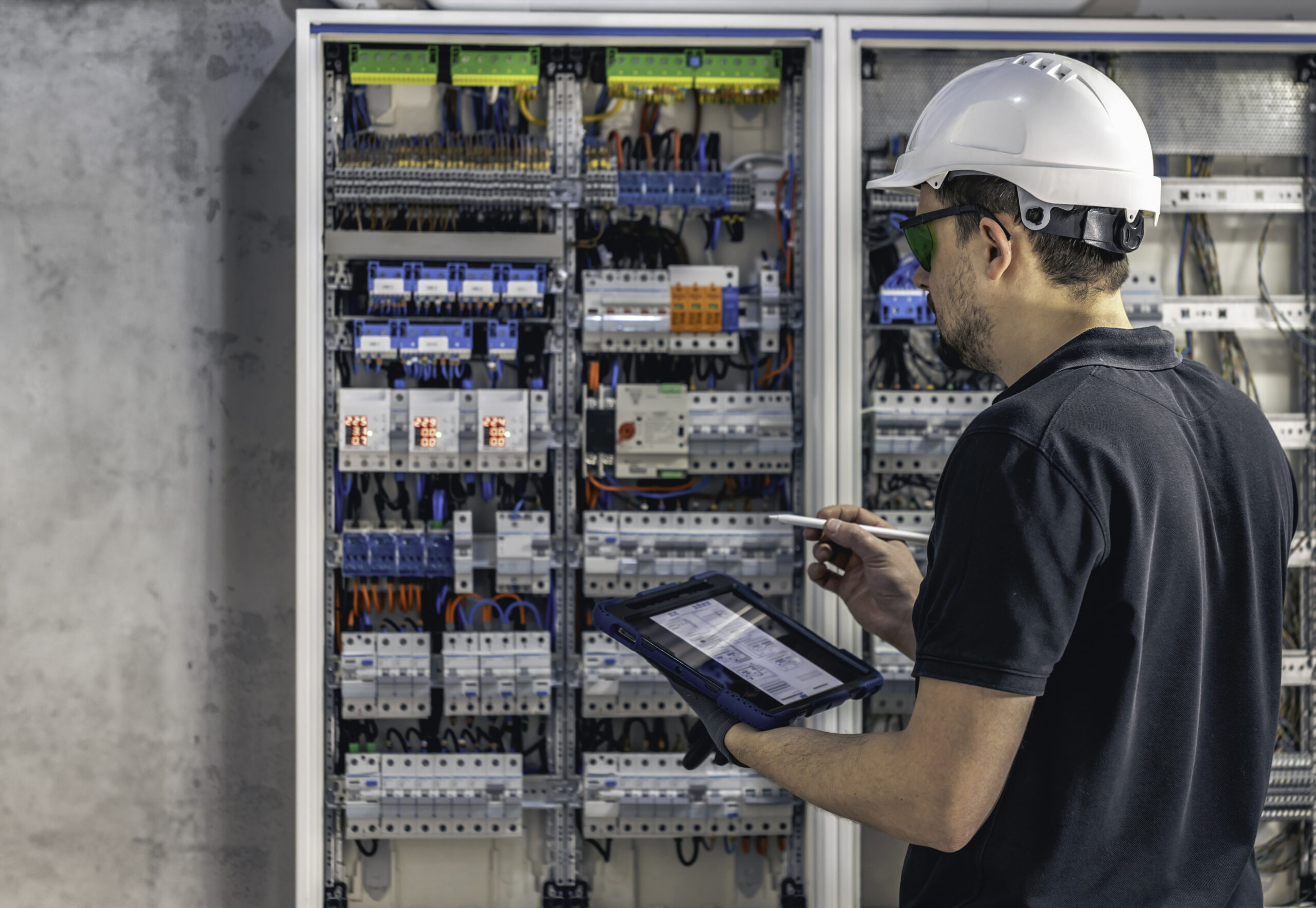 distribuzione elettrica uomo e quadri elettrici