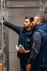 Magazzinieri Elettrolazio controllano i prodotti